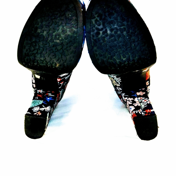 Embroidered Floral, brocade Qupid ankle boots size 6 - Picture 3 of 4